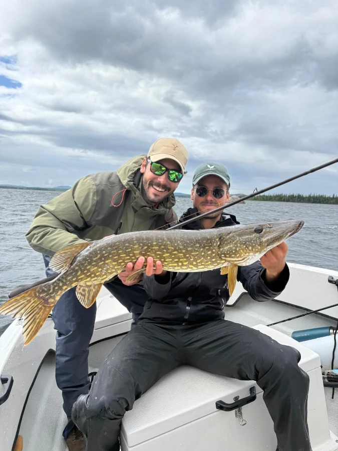 2 pêcheurs avec un brochet pris en Laponie suédoise